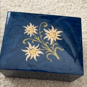 Ercolano Art in Wood Label music box plays edelweiss